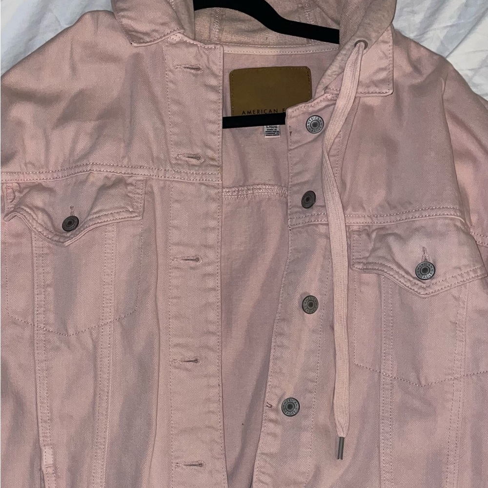 Stylish baby pink jean jacket from American Eagle in a size large.